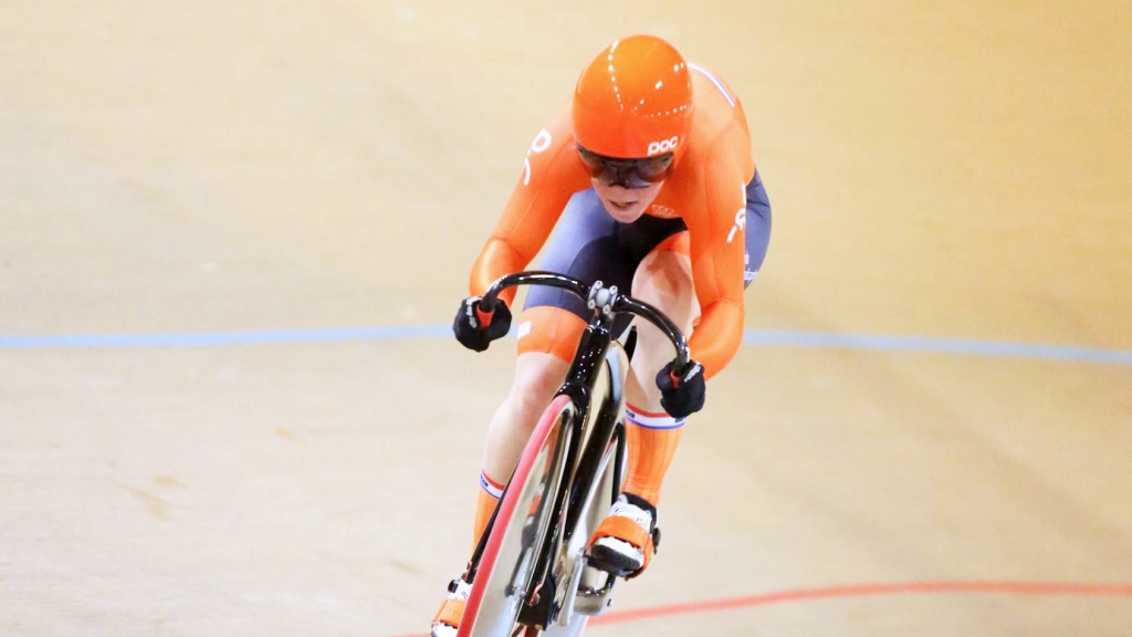 Baanwielrenster in KNWU-wielershirt in volle sprint op de wielerbaan tijdens het EK baan U23
