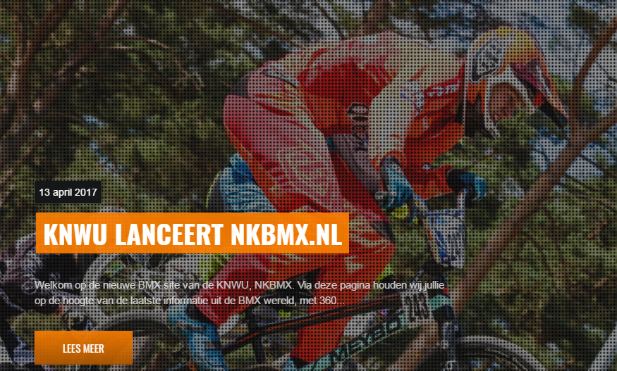 BMX-renner in oranje wedstrijdshirt en helm springt over een schans, met de aankondiging van het platform NKBMX.nl