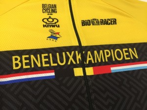 Geel-zwarte wielertrui met de opdruk BENELUXKAMPIOEN en de vlaggen van Nederland, België en Luxemburg op de zijkant