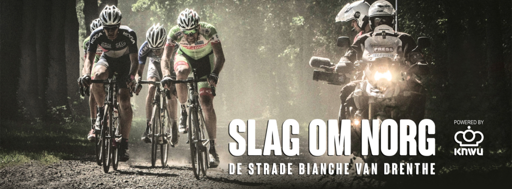 Kopgroep renners op een stoffige zandweg door het bos, gevolgd door een persmotor met cameraman; tekst 'Slag om Norg'