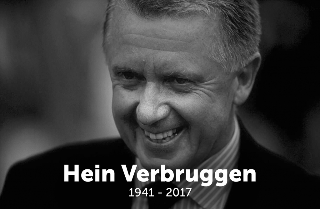 Zwart-witportret van een glimlachende Hein Verbruggen in colbert, met de tekst "Hein Verbruggen 1941 - 2017"