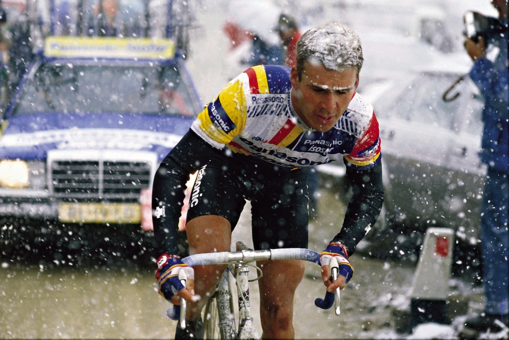 Erik Breukink in Panasonic-shirt klimt door dichte sneeuwval op de Passo Gavia tijdens de Giro d'Italia van 1988